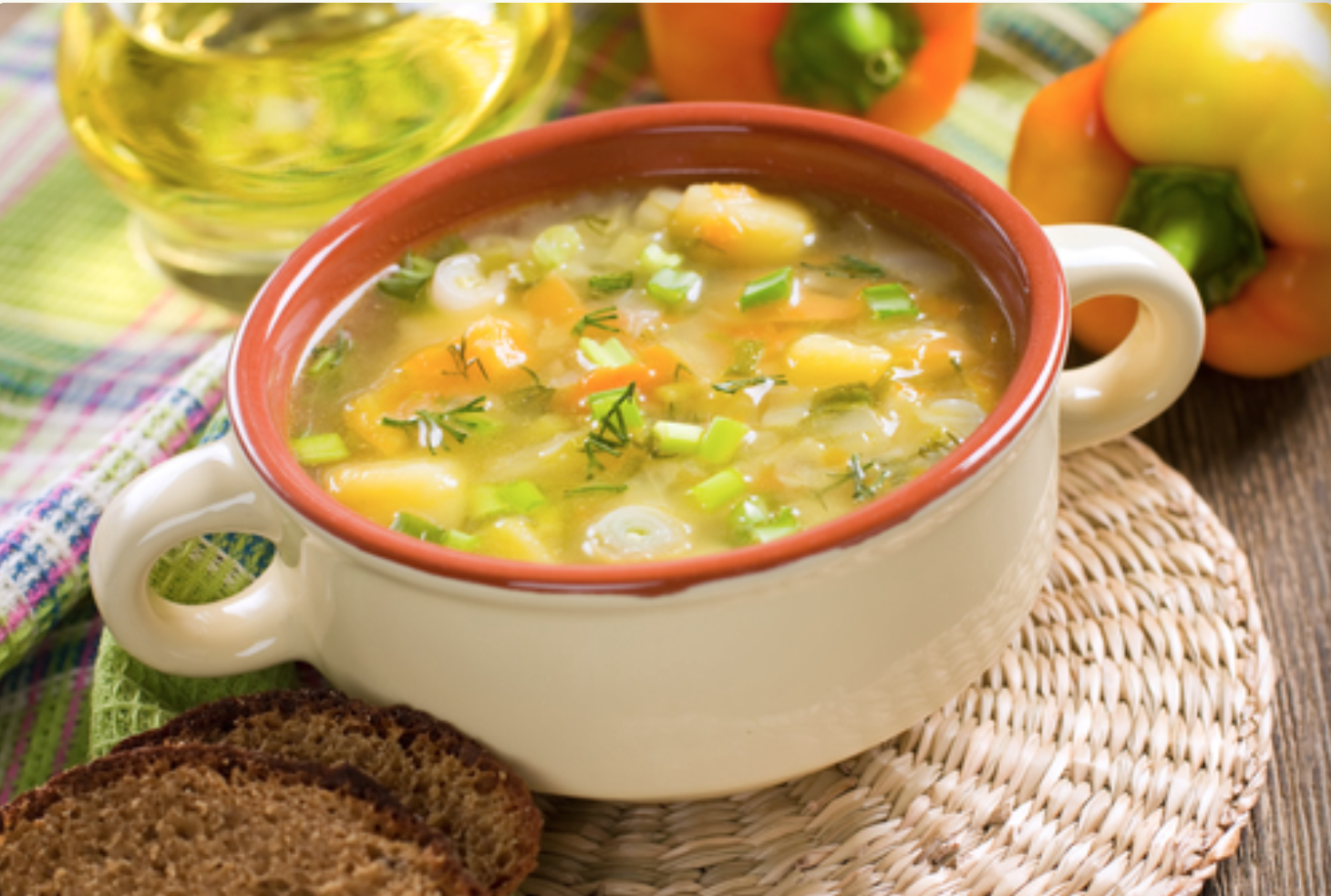 Ensalada de pimientos asados atún y huevo con sopa de pollo ecuatoriana